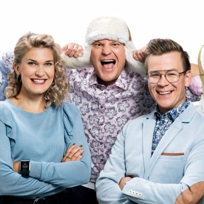 Mika Poutala, Laura Arffman, Kalle Palander, Riku Salminen ja Sami Jauhojärvi iloisissa ja hassuttelevissa tunnelmissa karvalakit päässään.