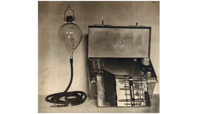 Fotografi av en bärbar apparat från 1900-talets början för att injicera saltlösning i kolerpatienter