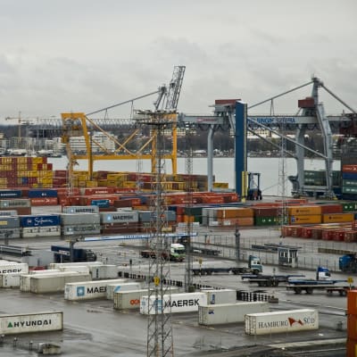 Västra hamnen på Busholmen full av containrar och lasttrafik, i bakgrunden Drumsö.