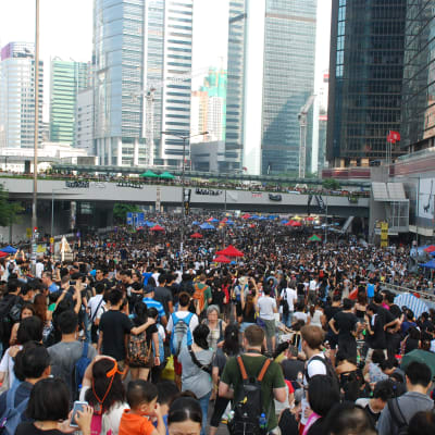 Hundratusentals personer demonstrerar mot utlämningslag i Hongkong.