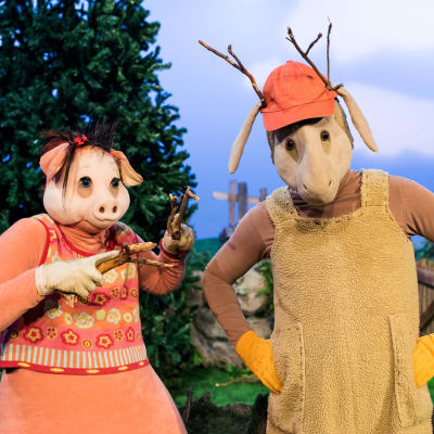 Isa Gris och Bärtil leker vargflickan och älgen.