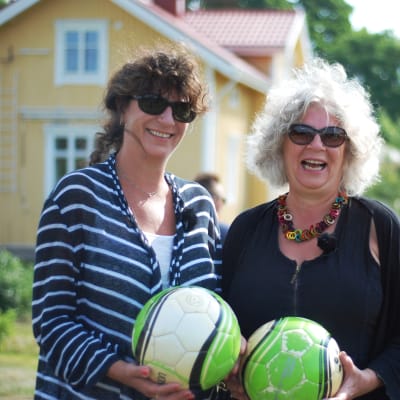 Lise Torstensen och Kari-Anne Torstensen ska spela fotisgolf