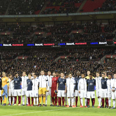 Frankrikes och Englands fotbollstrupper stod sida vid sida inför avspark i landskampen på Wembley.