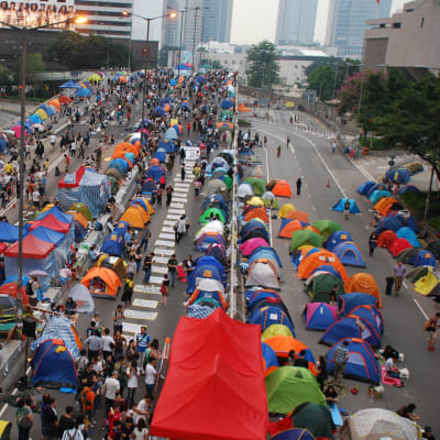 Många tält på Hongkongs gator.