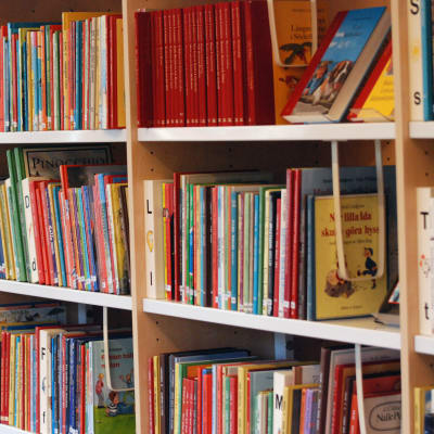 Barnböcker i en bokhylla på ett bibliotek.