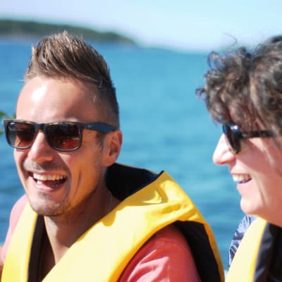 Jontti Granbacka och Lise Torstensen åker båt från Kasnäs till Brännskär