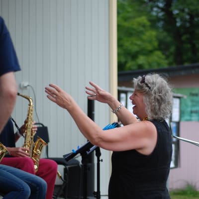 Kari-Anne Torstensen dirigerar Kimito Island Big Band i Dalsbruk