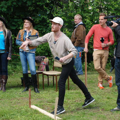 Patric Hjorth kastar kniv på knivfestivalen i Kauhava