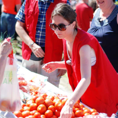 Catherine Henriksson försöker sälja tomater på Tomatkarnevalen i Närpes