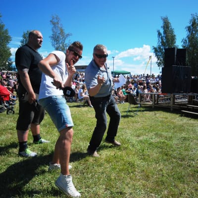 Jontti Granbacka och Lasse Eriksson rockar loss till tonerna av Närpes skolmusikkår.