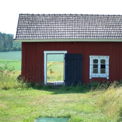 Bana 3 på Uppgårds fotisgolf går genom en "rökbastu".