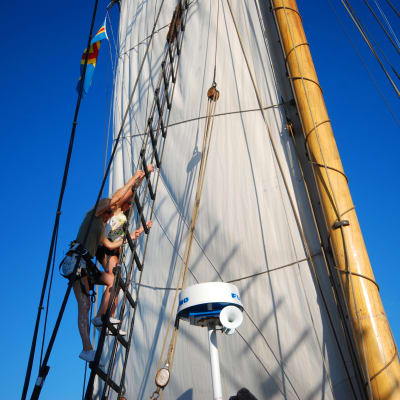 Amanda Wallander och Michelle Wanström klättrar i masten till galeasen Albanus i samband med Ålands sjödagar