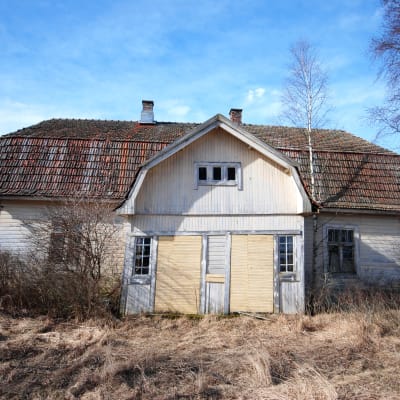 öde hus som stått övergivet ungefär sedan 50-talet