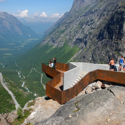 Turister vid utsiktsplats vid Trollstigen i Norge