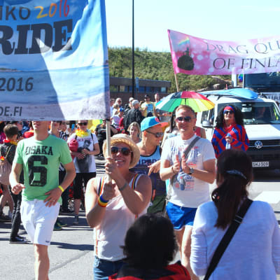 Prideparaden i Hangö 2016 sätter igång vid magasinen i Östra hamnen.