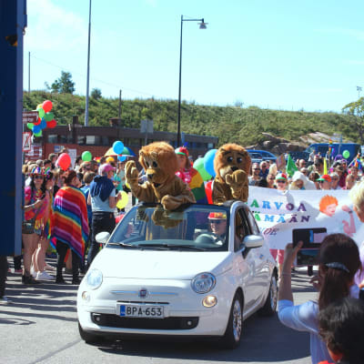 Hangölejonen deltar i prideparaden i Hangö.