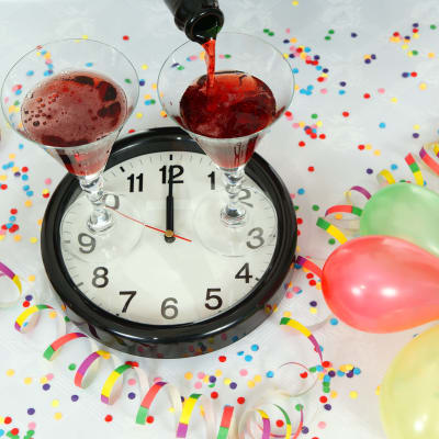 En klocka som står på 12 och ballonger, konfetti och dryck i ett kollage.