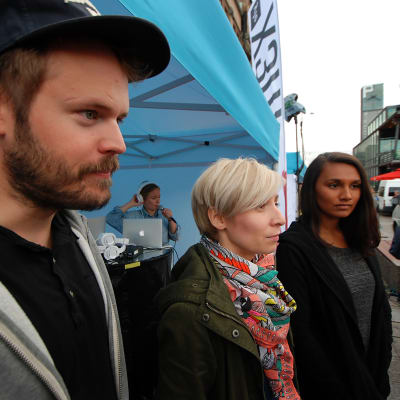 Dan Granqvist, Rakel Liekki och Susani Susani Mahadura väntar på att stängas in i containern.
