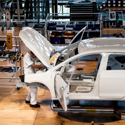 En bil byggs vid en Volkswagen-fabrik i Tyskland.