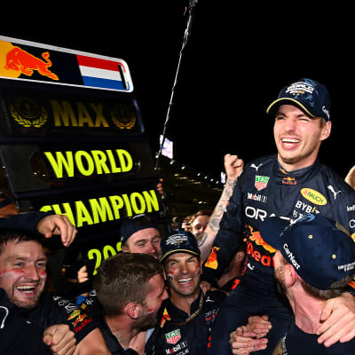 Max Verstappen juhli Suzukassa mestaruuttaan.