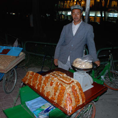 En man säljer en speciell uigurkaka