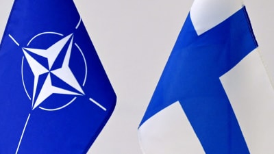Natos och Finlands flaggor.