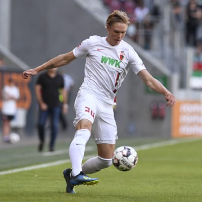 Fredrik Jensen i farten mot Mikel Balenziaga.