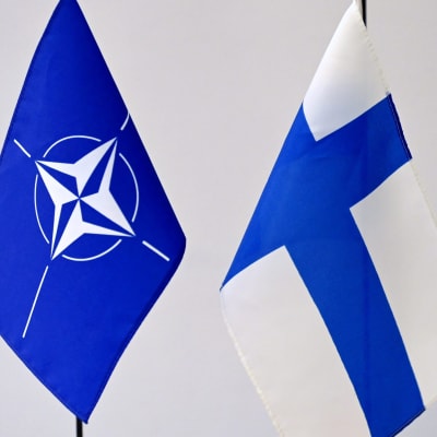 Natos och Finlands flaggor.