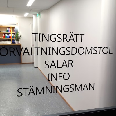 Glasdörr med texten Tingsrätt