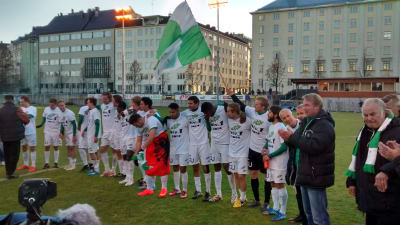 Ekenäs IF:s fotbollsherrar är glada efter vinsten i kvalmatchen mot Atlantis fc.