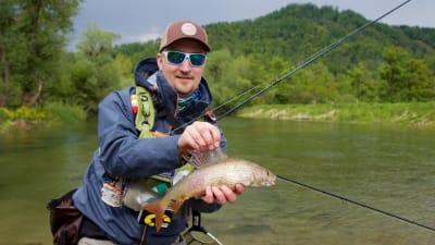 Perhokalastuksen kolminkertainen suomenmestari Jarkko Suominen saaliinsa kanssa.