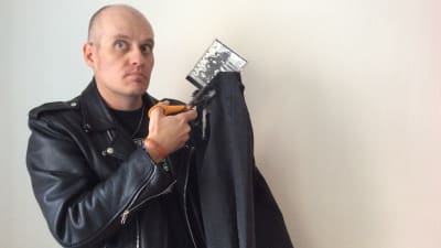 Lasse Grönroos klipper sina jeans som Ramones
