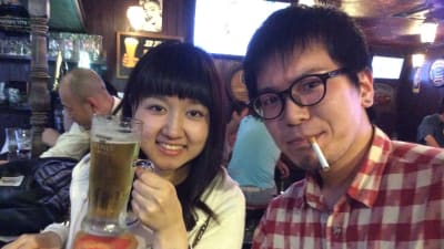Japanska rockfans på pub i Tokyo