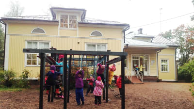 Barn på Tessjö skolas gård.