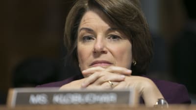 Amy Klobuchar sitter men händerna i kors.