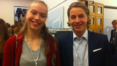 Linn Palmgren och Robin Borgström i ungdomsparlamentet 15.4.2016.