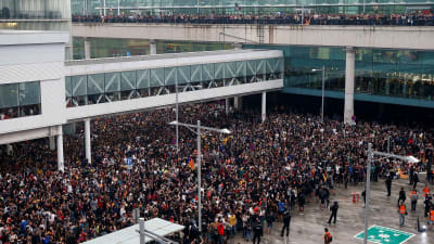 Tusentals människor har samlat på Barcelona internationella flygplats för att demonstrera den 14 oktober 2019. På bilden ser man folkhav i två nivåer. 