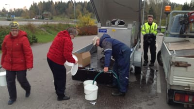 Påfyllning av vatten i Söderkulla