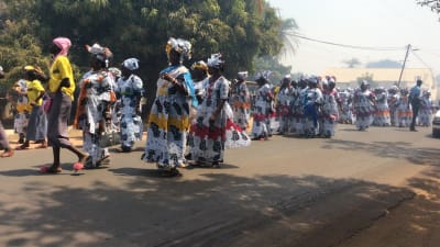 Kvinnor på demonstrationi den lilla staden Kafountine i södra Senegal
