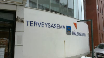 Fasaden på Munksnäs hälsostation i Helsingfors.