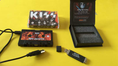 Kiss c-kassettformad mp3-spelare samt Alice Cooper minnessticka med ask