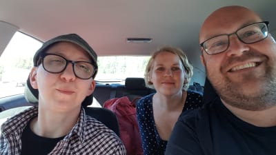 Tre personer i bil