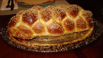 En längd judiskt ljust bröd som kallas challah.