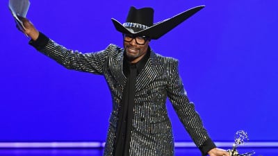 Billy Porter jublar med Emmystatyetten han fått ta emot för "bästa manliga huvudroll i en drmaserie". 