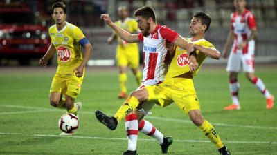 Kaan Kairinen kämpar om bollen med Milan Pavkov.
