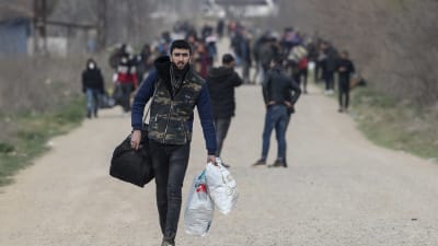 Kuvassa pakolaisia Turkin Edirnessa 10. maaliskuuta 2020.
