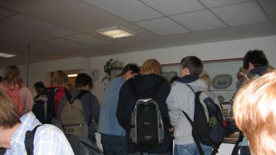 Elever köar i matsal
