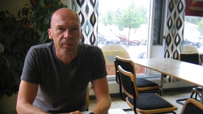 Robert Åsbacka besöker Nykarleby tre eller fyra gånger i året