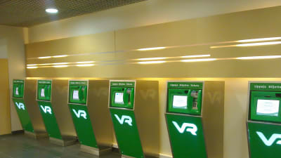 VR:s biljettautomater på rad i Tammerfors.