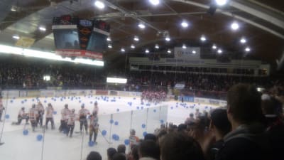 200 badbollar på isen efter Sports vinst.